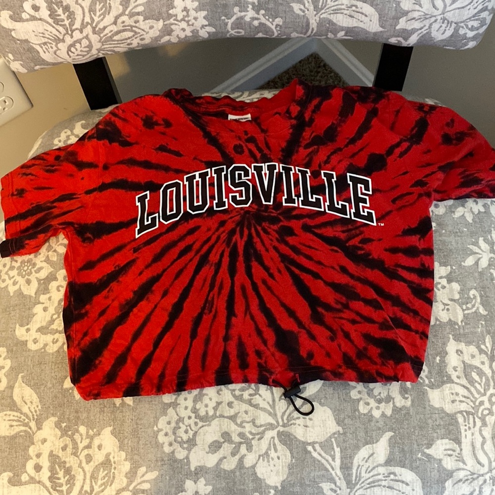 Cropped Louisville shirt